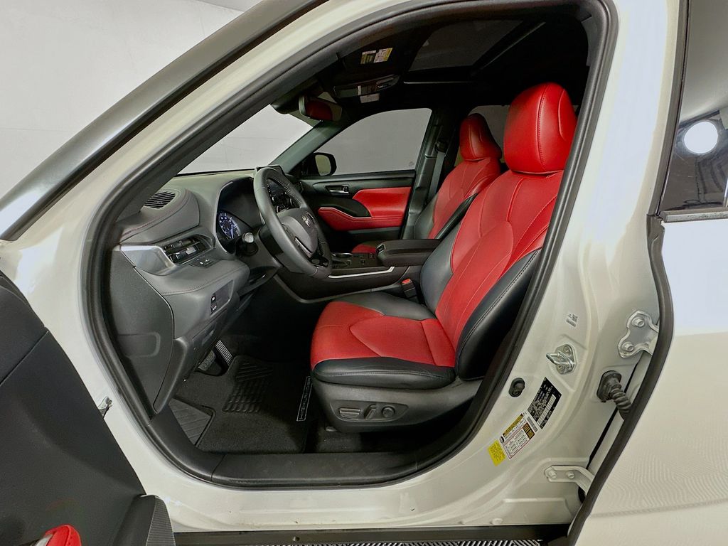 Thumbnail: 2021 Toyota Highlander - 21