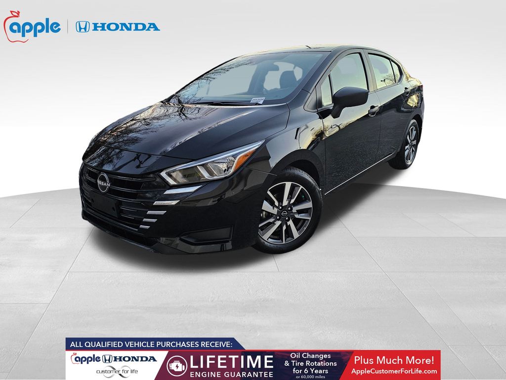 2023 Nissan Versa S's photo