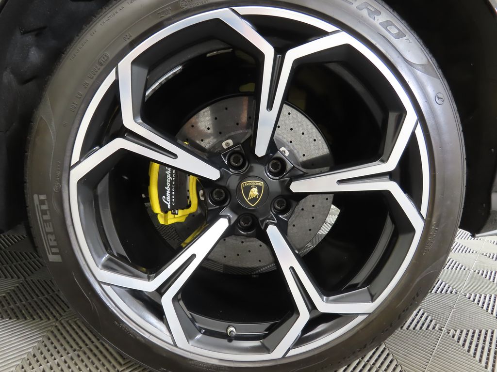 Thumbnail: 2019 Lamborghini Urus - 31