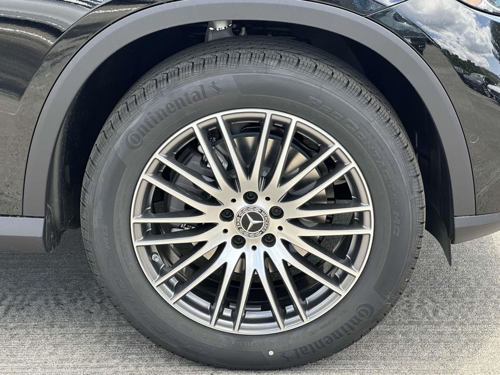 2025 Mercedes-Benz GLC 300 7