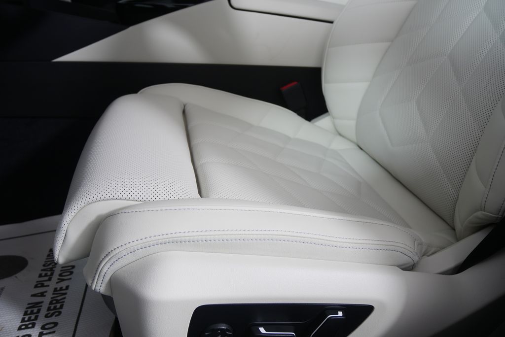Thumbnail: 2026 BMW 5 Series - 10