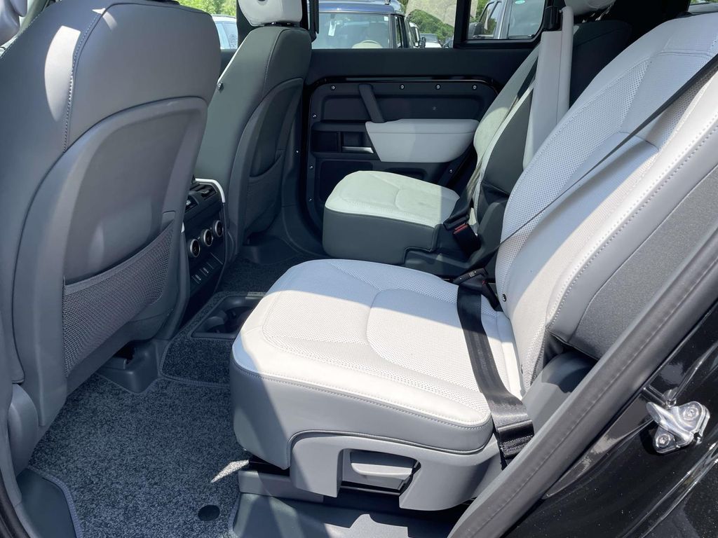 New 2026 Black Land Rover X-Dynamic SE image 17
