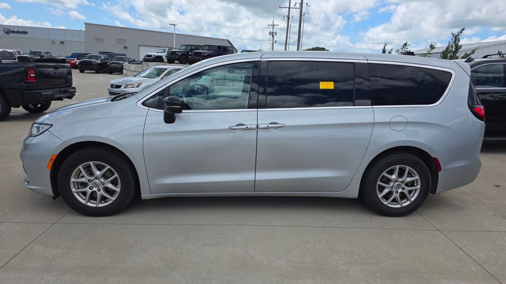 Used 2024 Chrysler Pacifica Touring L with VIN 2C4RC1BG6RR148798 for sale in Kansas City
