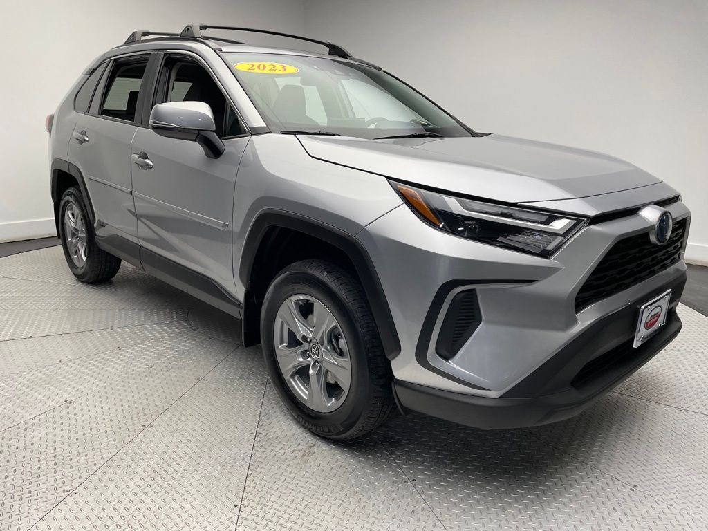 2023 Toyota RAV4 XLE 3