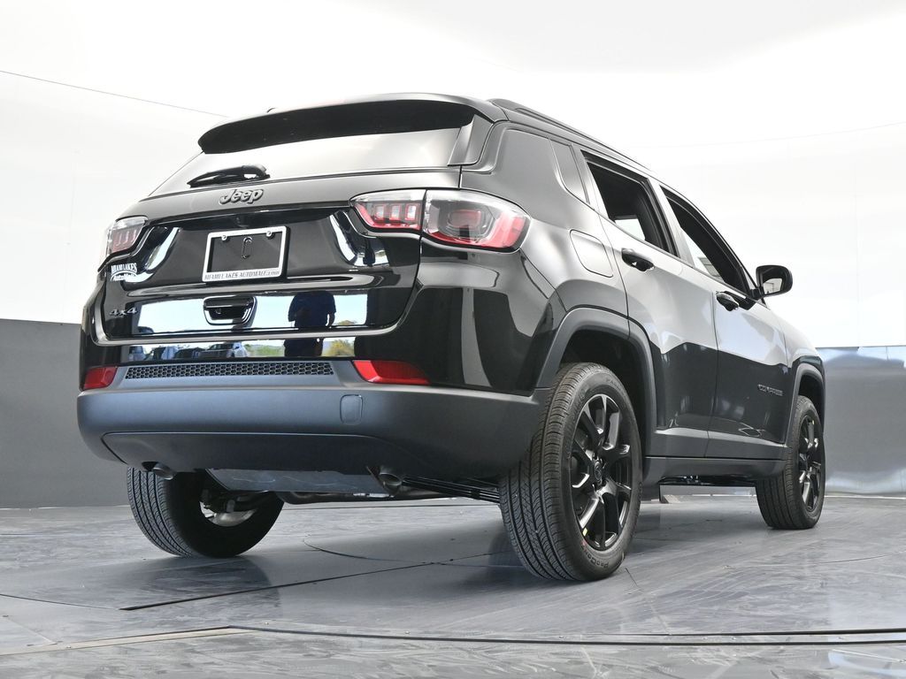 New 2026 Diamond Black Crystal Pearlcoat Jeep Latitude image 53