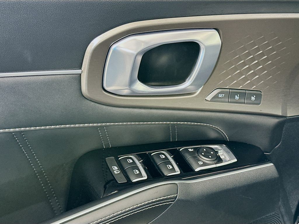 Thumbnail: 2023 Kia Sorento - 18