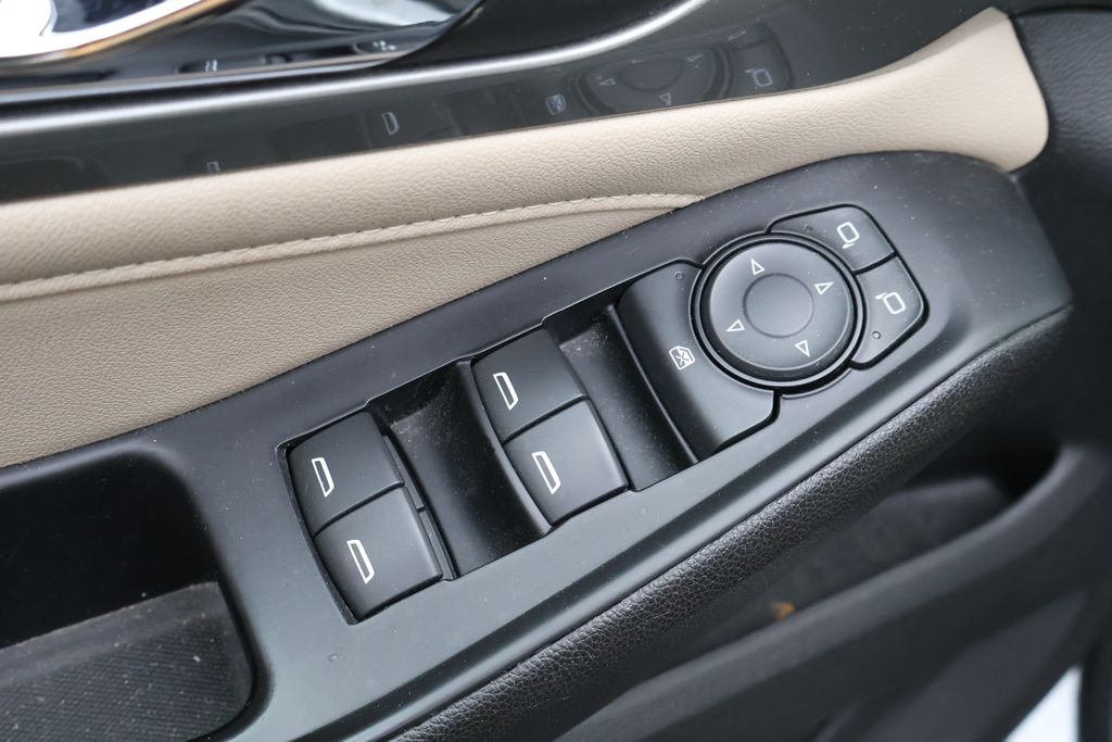 Thumbnail: 2023 Chevrolet Traverse - 16