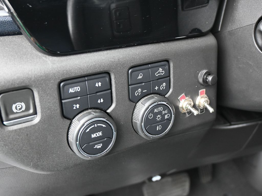 Used 2022 Iridescent Pearl Tricoat Chevrolet High Country image 16