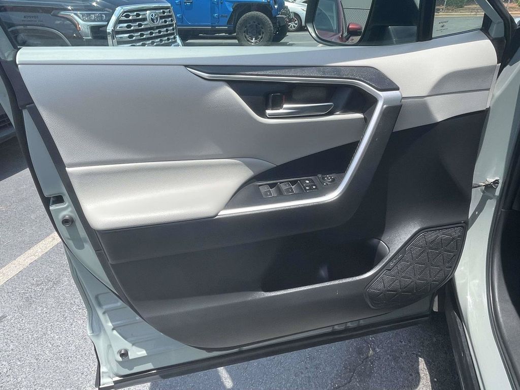 Used 2023  Toyota XLE image 17