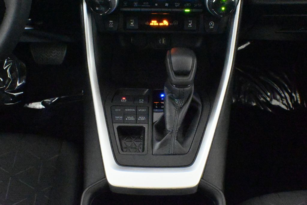 2023 Toyota RAV4 XLE 24