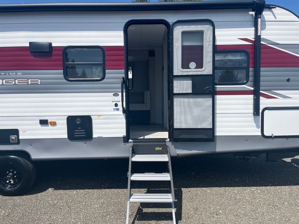 2025 White Prime Time Avenger 27DBS Travel Trailer