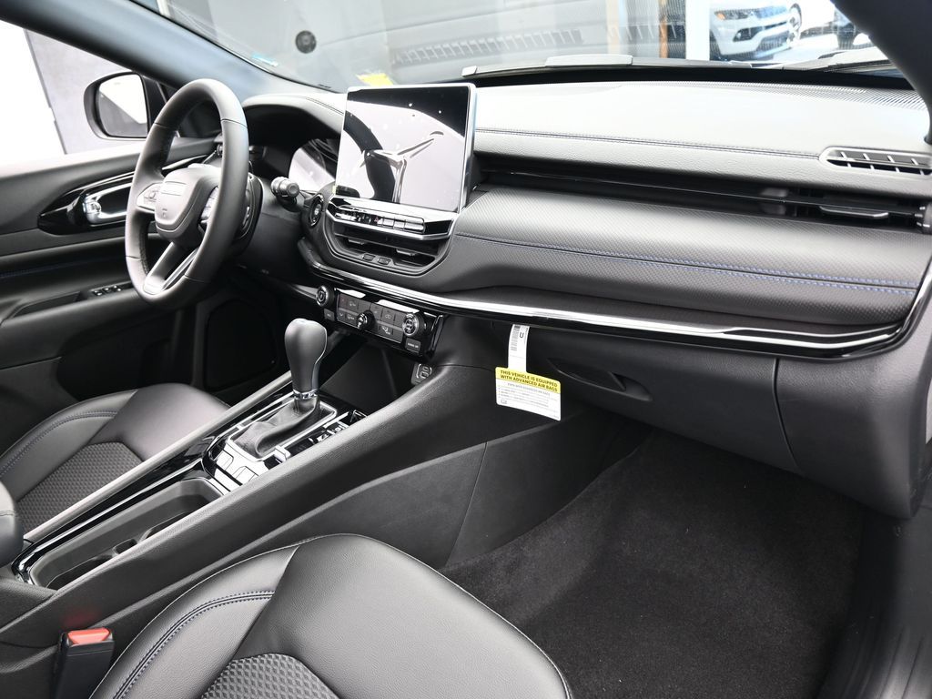 New 2026 silver zynith metallic clearcoat Jeep Latitude image 40