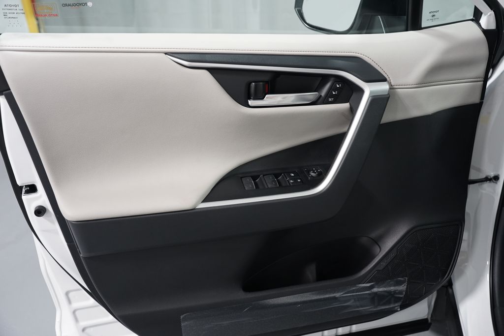 Thumbnail: 2025 Toyota RAV4 - 32