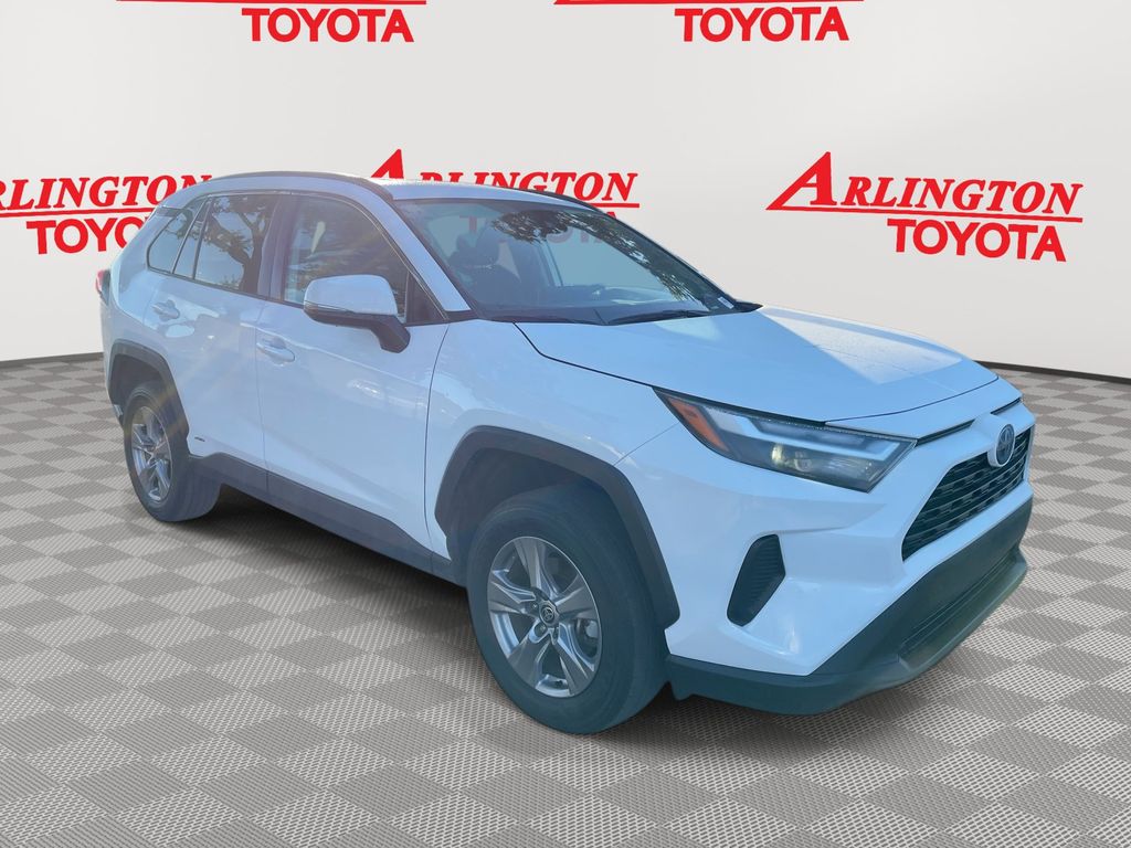 2024 Toyota RAV4 XLE's photo