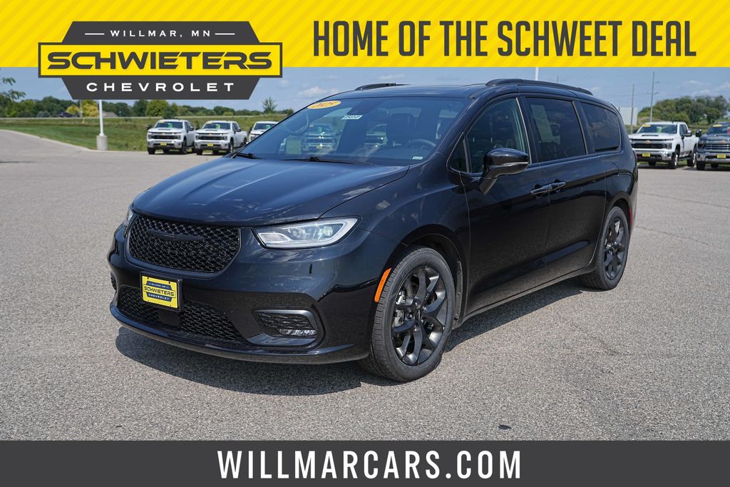 Diamond Black Crystal Pearlcoat 2025 Chrysler Pacifica Minivan Front-Wheel Drive 9-Speed Automatic