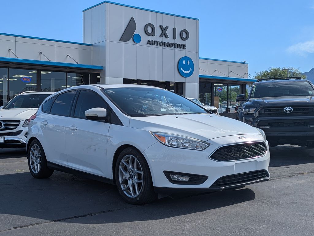 Oxford White 2015 Ford Focus SE Hatchback Hatchback Front-Wheel Drive 6-Speed Automatic