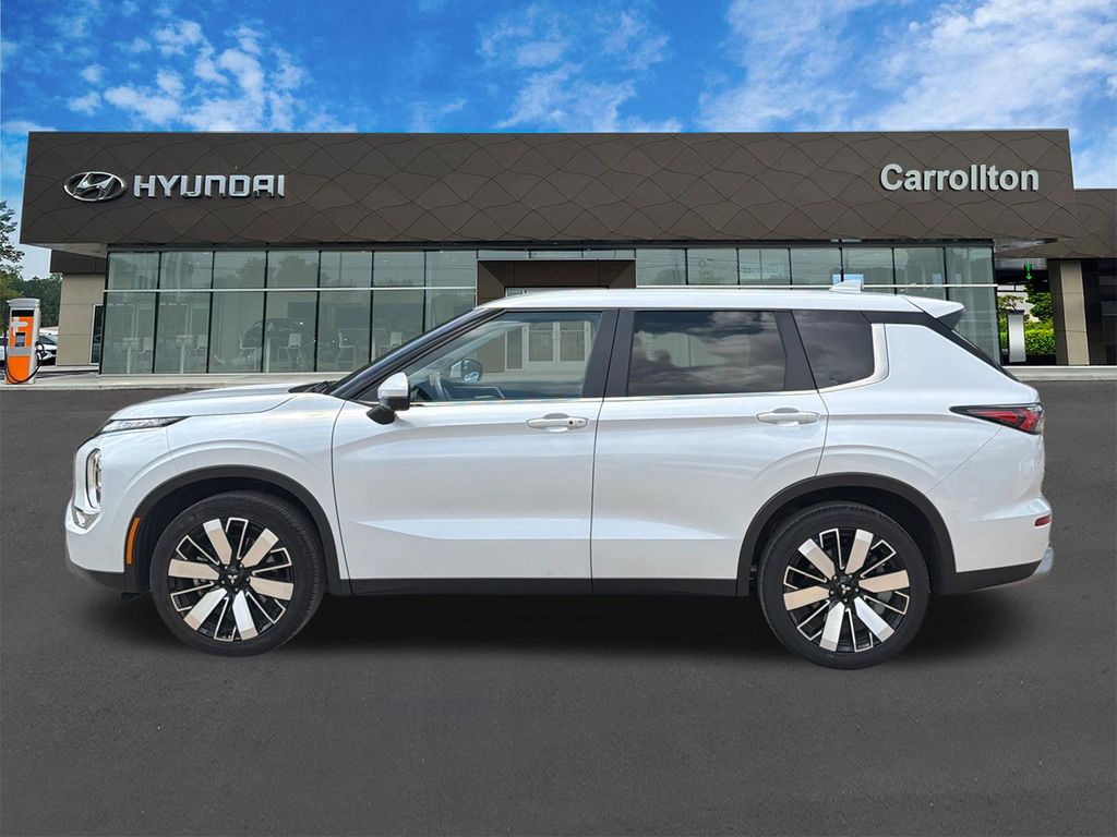 Used 2025 White Mitsubishi SE image 8
