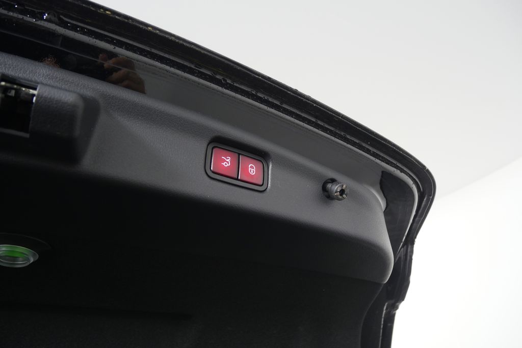 Thumbnail: 2023 Mercedes-Benz C-Class - 16