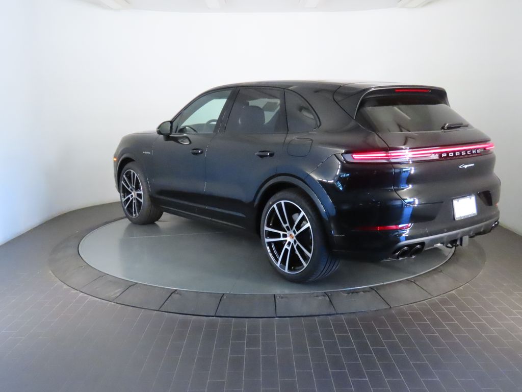 Thumbnail: 2026 Porsche Cayenne - 3