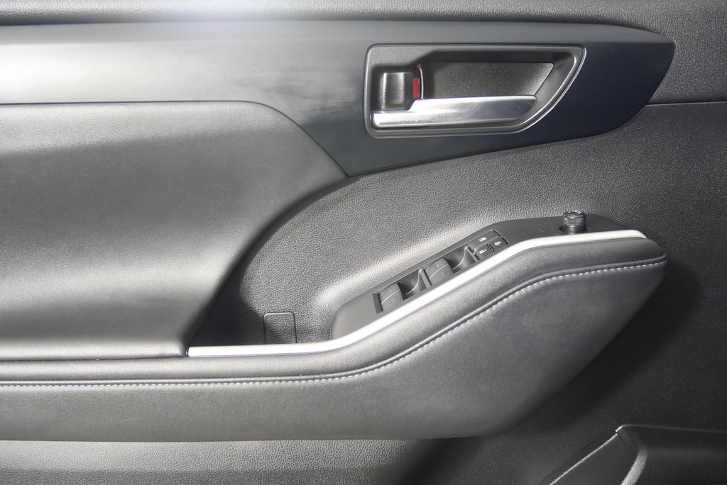 Thumbnail: 2022 Toyota Highlander - 9