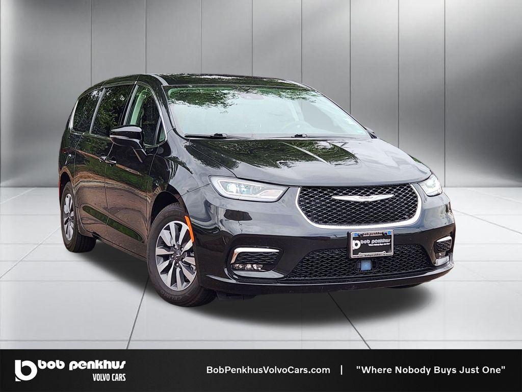 2024 Chrysler Pacifica Hybrid Select PHEV's photo