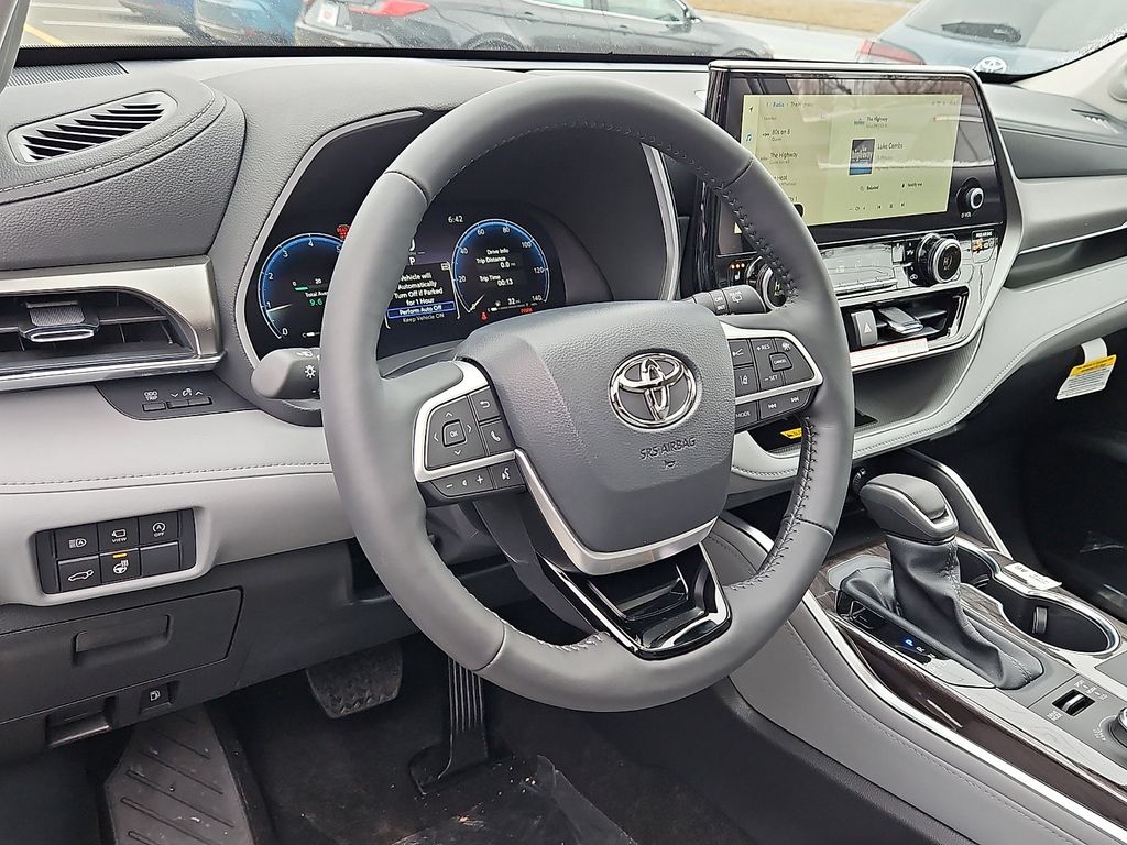 Thumbnail: 2026 Toyota Highlander - 18