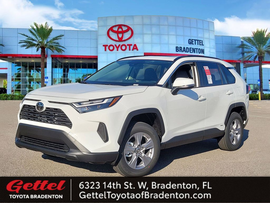 2025 Toyota RAV4 XLE's photo