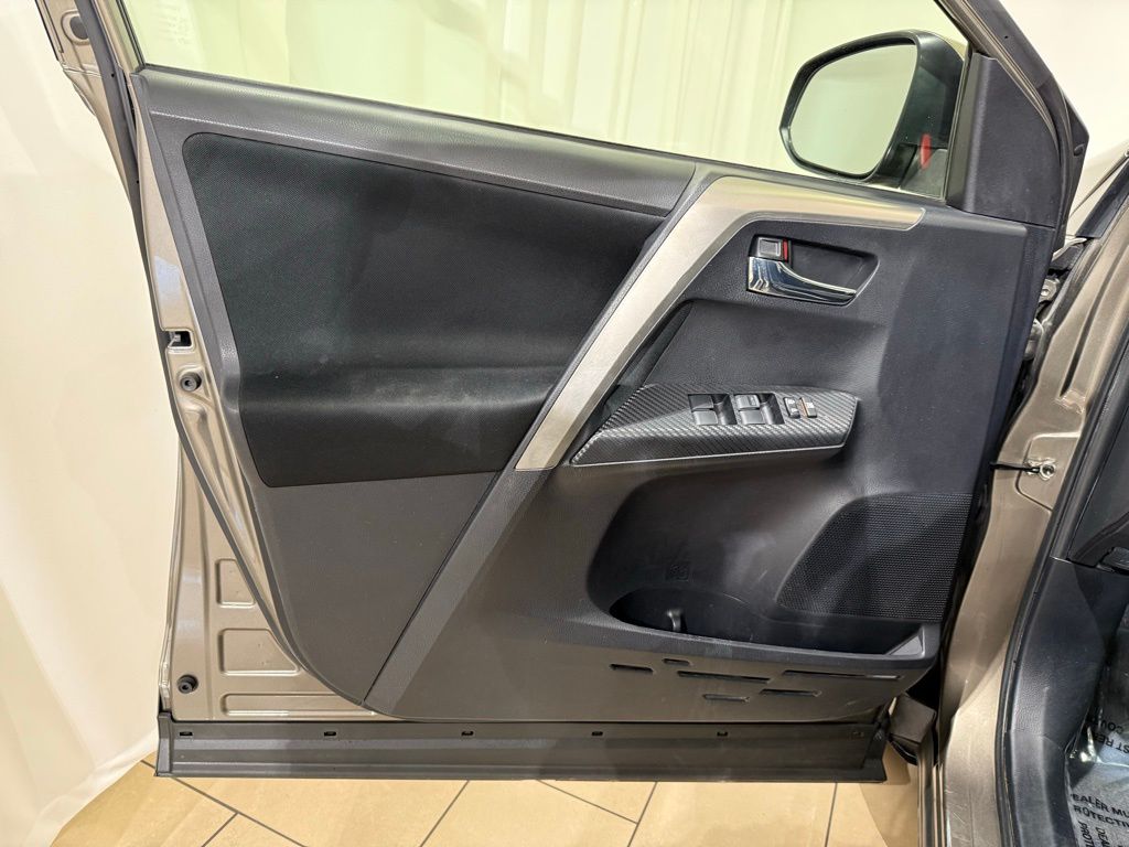 Thumbnail: 2015 Toyota RAV4 - 13