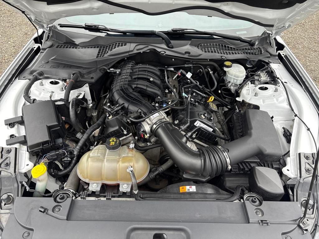 2017 Oxford White Ford Mustang V6 RWD Coupe