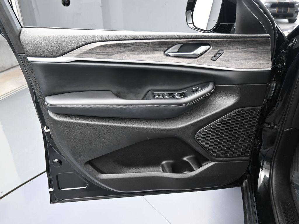 Used 2023 Diamond Black Crystal Pearlcoat Jeep Limited image 12