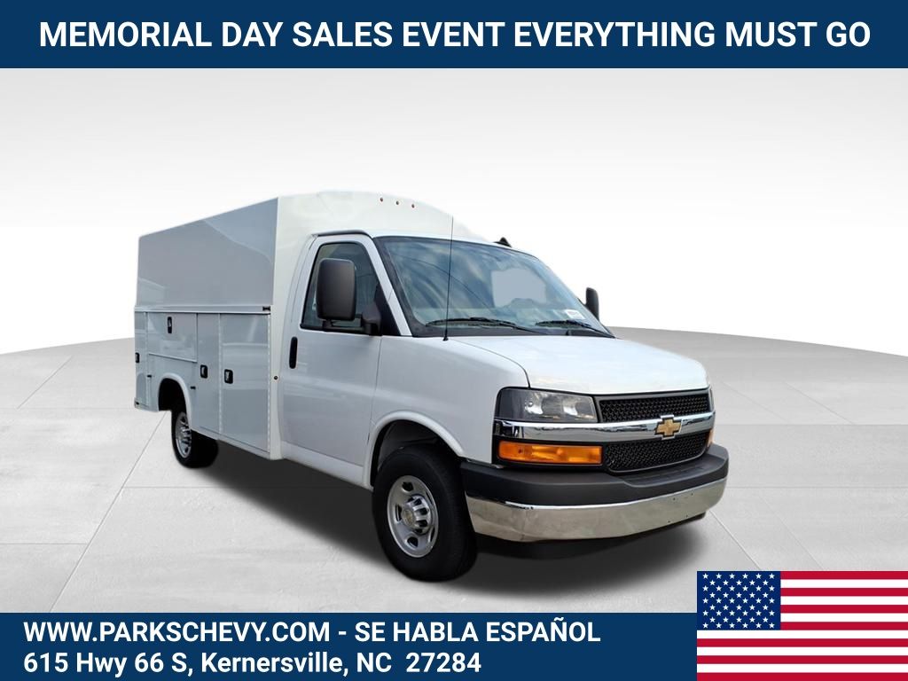 Summit White 2025 Chevrolet Express Chassis 3500 Cutaway 139 Van Rear-Wheel Drive 8-Speed Automatic