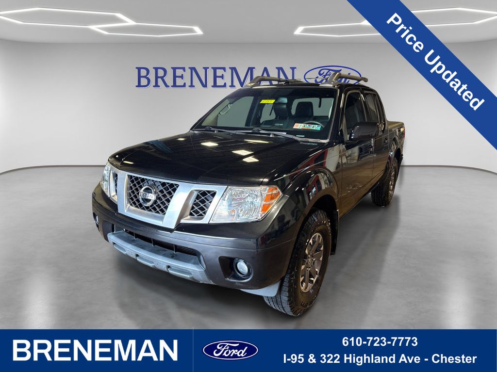 2016 Nissan Frontier Gris (Magnetic Black) Camioneta Todo terreno 5 velocidades Automática marcha alta