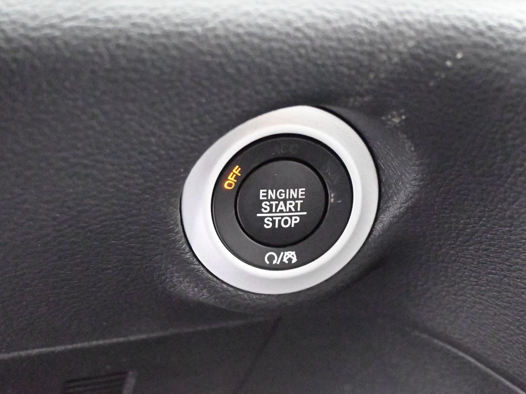 New 2026 Diamond Black Crystal Pearlcoat Chrysler Select image 17