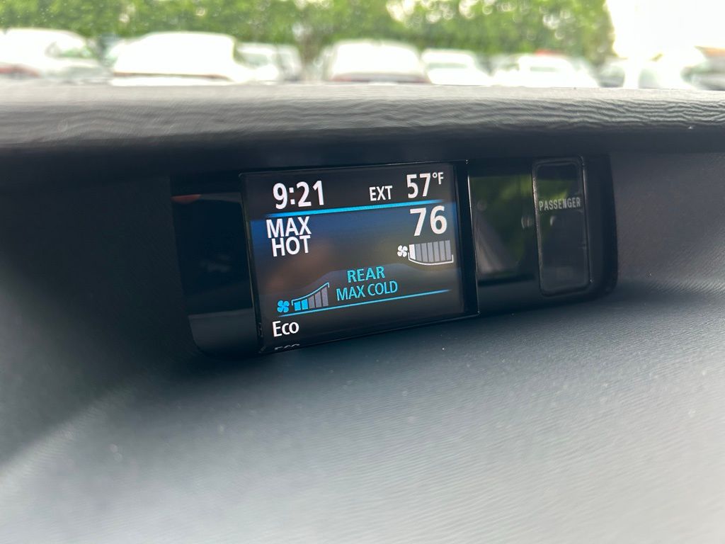 2014 Toyota Sienna XLE 29