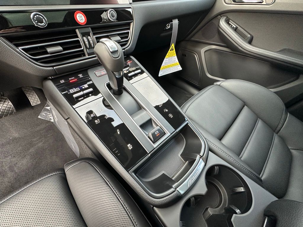 Thumbnail: 2026 Porsche Macan - 30