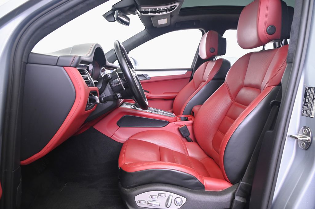 Thumbnail: 2021 Porsche Macan - 30