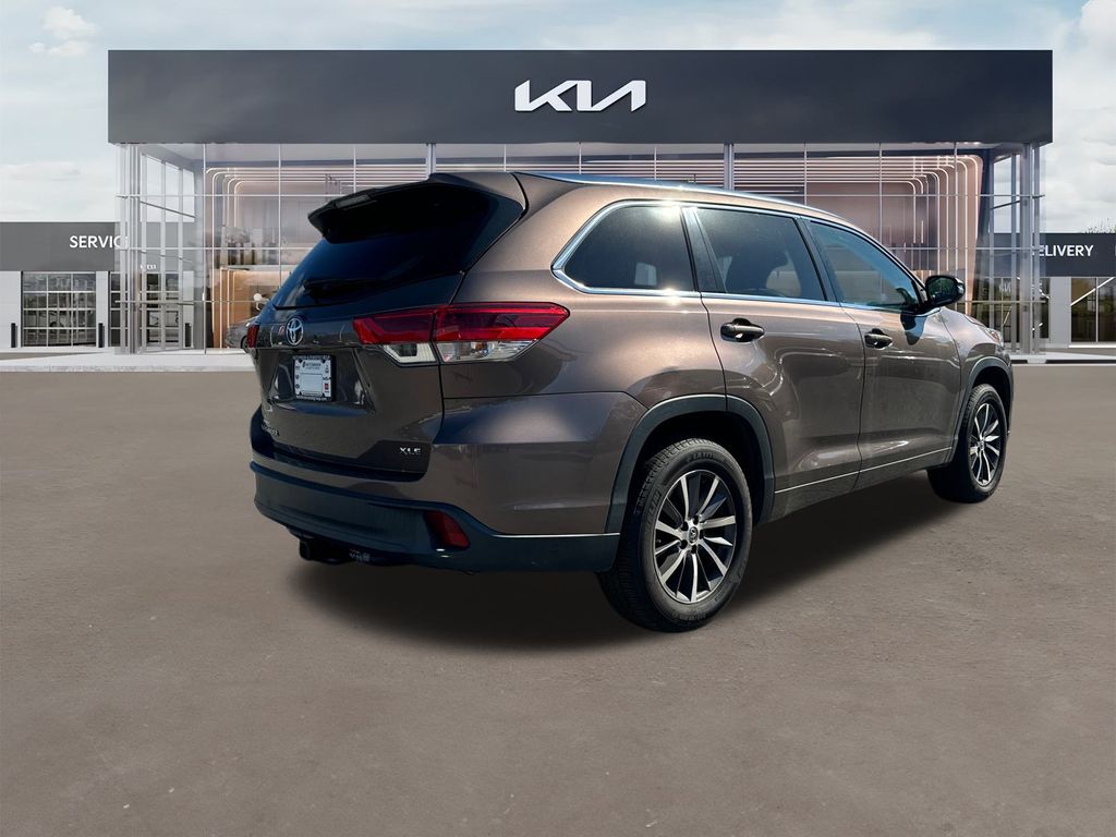 2017 Toyota Highlander XLE 3