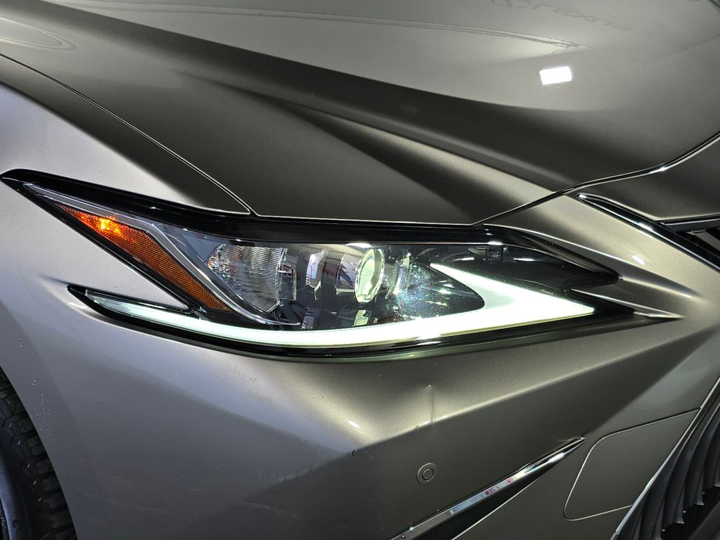 Thumbnail: 2021 Lexus ES - 5