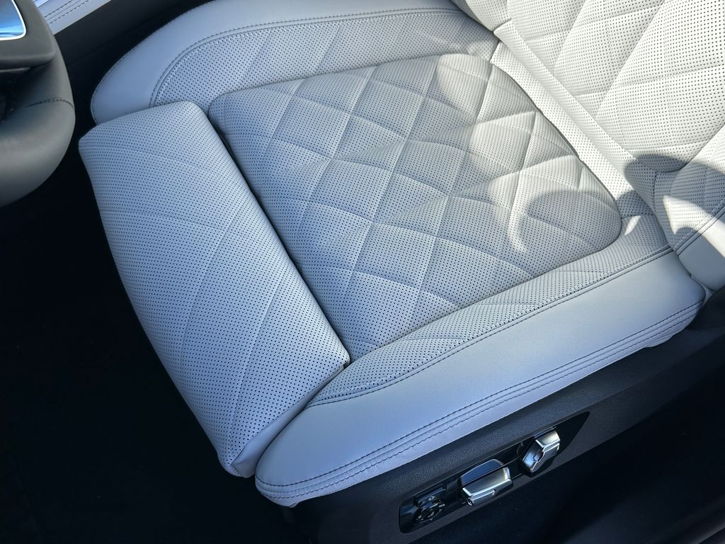 Thumbnail: 2026 BMW X7 - 15