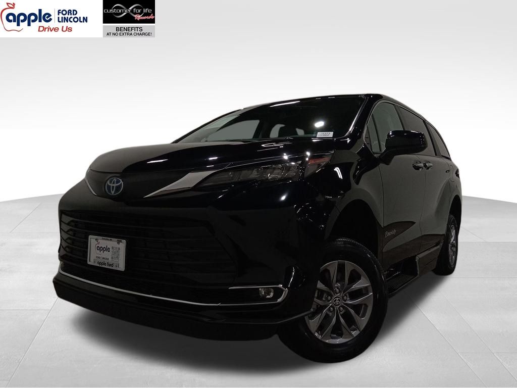 2024 Toyota Sienna XLE