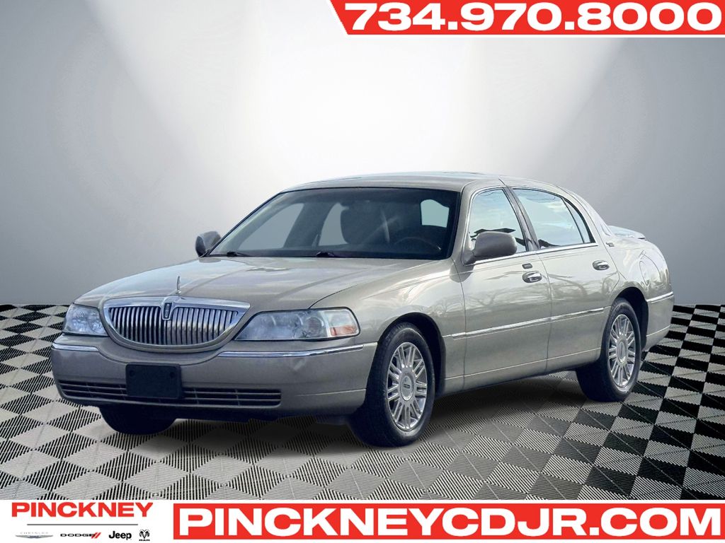 Light French Silk Metallic 2011 Lincoln Town Car Signature Limited Sedan Rear-Wheel Drive 4-Speed Automatic Overdrive