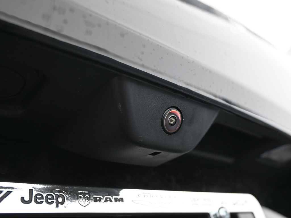 New 2026 Diamond Black Crystal Pearlcoat Jeep Laredo image 35