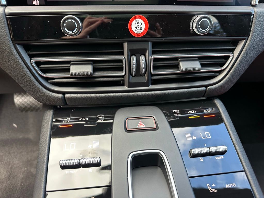 Thumbnail: 2026 Porsche Macan - 25