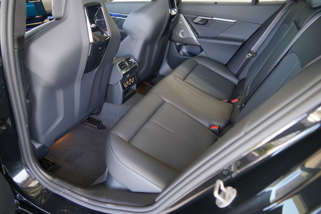 Thumbnail: 2026 BMW M5 - 21