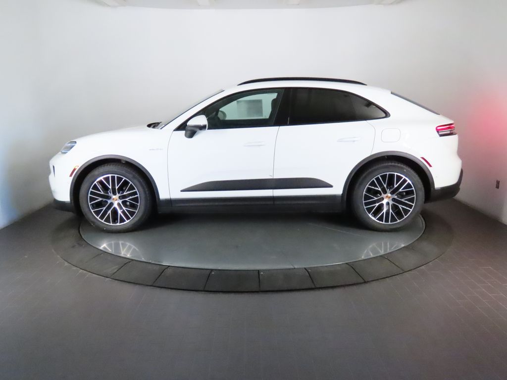 Thumbnail: 2026 Porsche Macan - 2