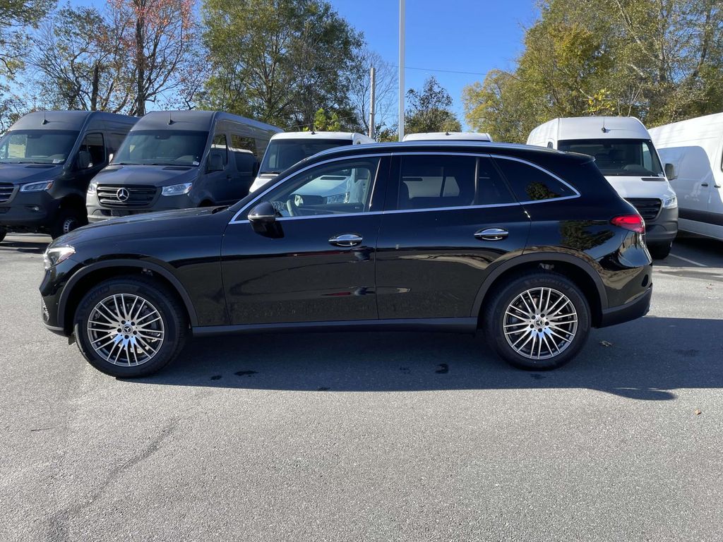 2025 Mercedes-Benz GLC 300 8