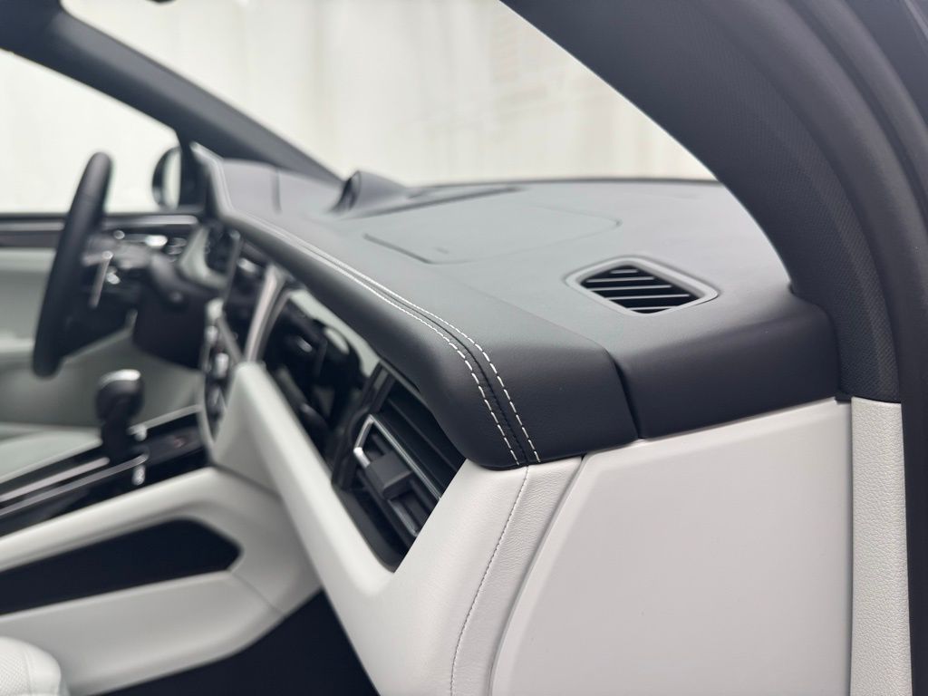 Thumbnail: 2025 Porsche Macan - 23