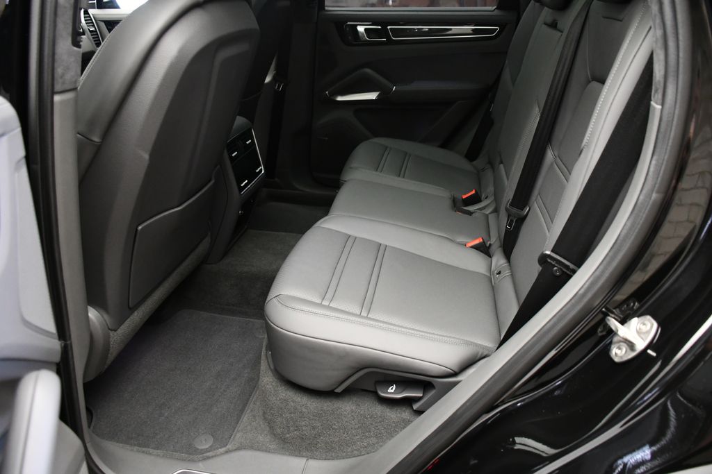 Thumbnail: 2023 Porsche Cayenne - 21