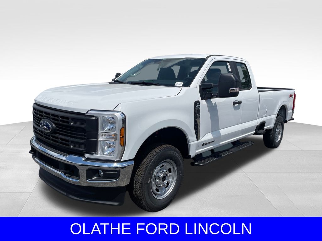 Oxford White 2025 Ford F-250 Super Duty Pickup Truck Four-Wheel Drive Automatic