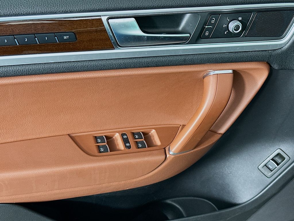 Thumbnail: 2015 Volkswagen Touareg - 18
